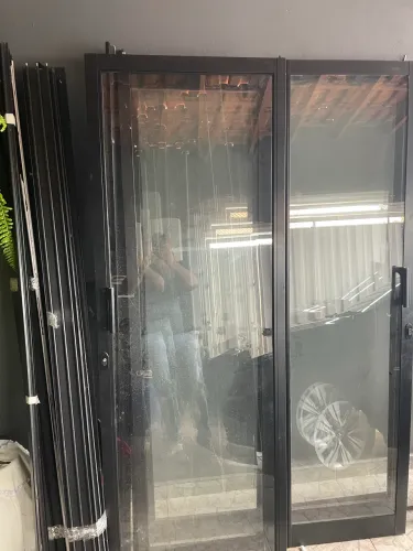 Portas Balcão - Vidro com alumínio preto