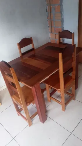 Conjunto de Mesa de Jantar em Madeira