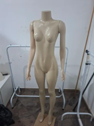 Manequim feminino em bom estado.