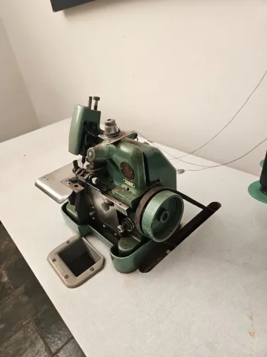 Vende se máquina overlock chinesinha