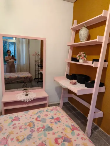 Aluga-se um quarto.