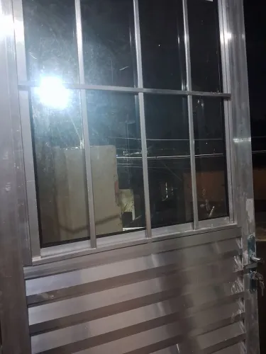 Vendo porta de Aluminio