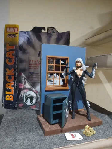 Gata Negra Black Cat Marvel Select (rara)