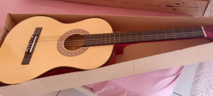 Vende -se um violão semi novo, sem marcas de uso.