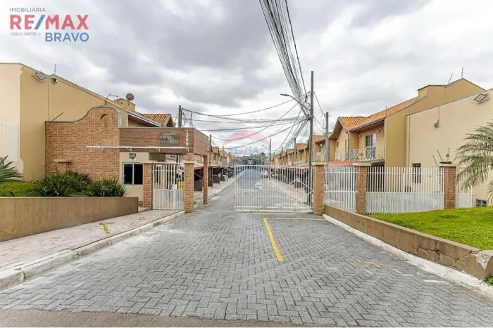 Sobrado em Condomínio com 03 quartos no Bairro Uberaba em Curitiba-Pr