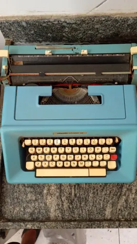 MÁQUINA DE ESCREVER OLIVETTI PORTÁTIL