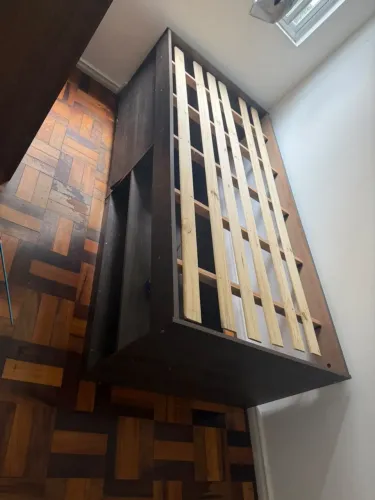 Cama de solteiro com sapateira e prateleira