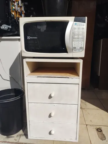 Criado mudo três gavetas