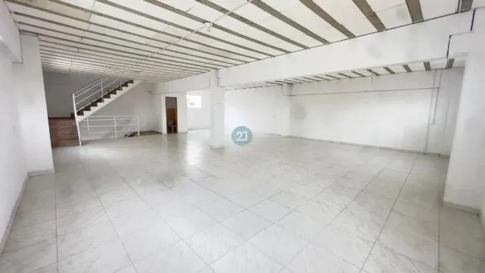 Alugo prédio comércial com 03 salas de 120 m² cada, 01 depósito, 04 banheiros e 19 vagas d