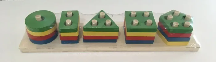 Brinquedo Pedagógico de Madeira, Encaixe de Formas Geométricas e Cores - NOVO