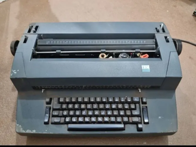 Antiga Máquina de Escrever Elétrica IBM