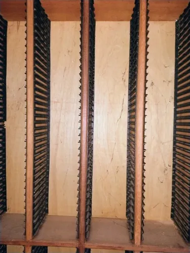 Porta CD Gigante Madeira Rústica p/ 630 Unidades - Organização Total Colecionador