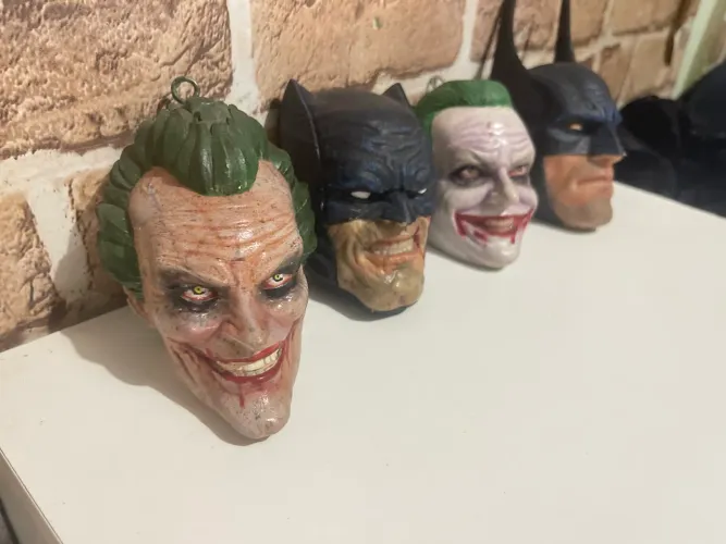 Figuras de heróis em resina