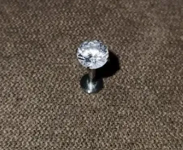 Piercing Labret em Titânio com Ponto de Luz Zircônia 
