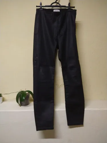 Calça Zara preta M - tecido CIRRÉ, zíper lateral (ótimo estado)