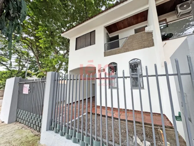 Sobrado para alugar em Maringá, no Jardim Canadá, com 3 quartos, suíte, jardim e garagem c