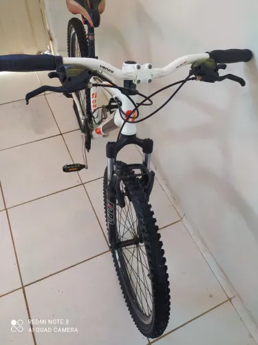 Bike aro 26 toda revisada e pouco usada pneus novos toda Shimano faço 800 ou troco em iph
