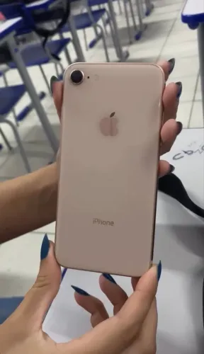 iPhone 8 tudo pegando , bateria 100% , e vai com capinha , 350?