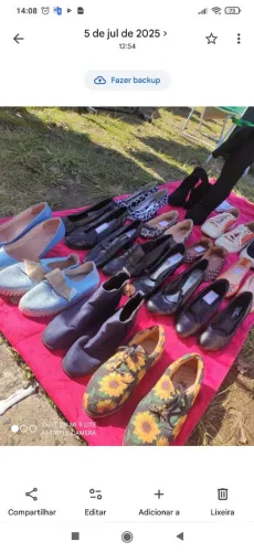 Vendo lote de calçados e lote de roupas .Valor mínimo da compra é de R$300,00