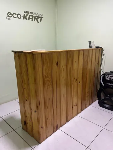 Vendo balcão para recepção em madeira