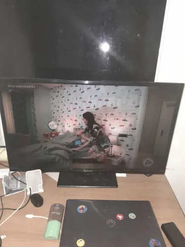 vende-se tv de 32 polegadas led. Áudio com defeito. Mas consegue ouvir conectando ao som!