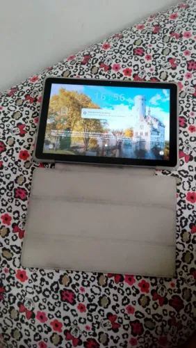 tablet não tem marca de uso ta novo sem nem um arranhado ja vem com carregador e capa
