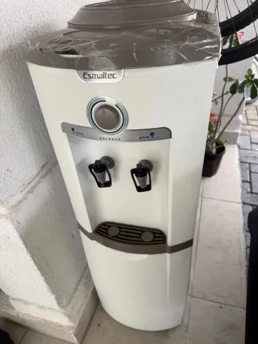 Bebedouro vertical branco 