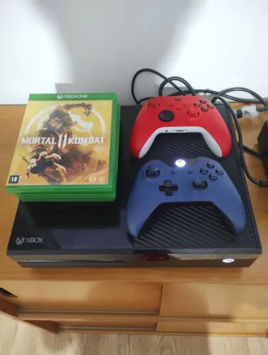Xbox One Fat Com 2 Controles e 5 Jogos