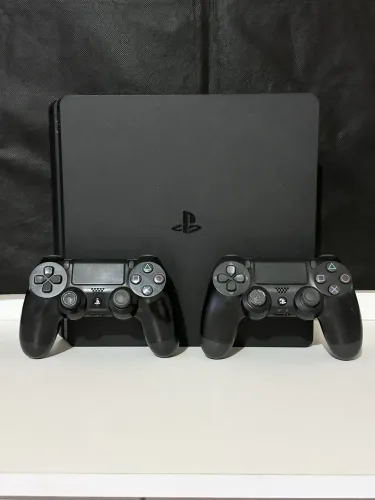 PlayStation 4 slim com 2 controles e jogos