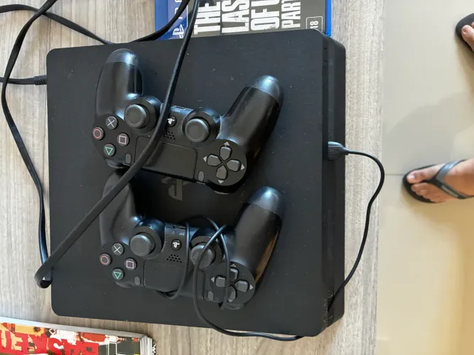 PlayStation 4 com dois controles e jogos