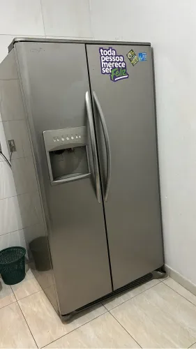 Geladeira Inox Duplex à Venda Estou vendendo uma geladeira inox.