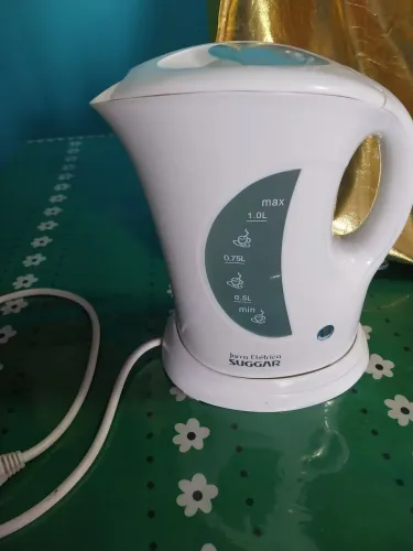 chaleira elétrica branca da marca Suggar, com capacidade para 1 litro de água.