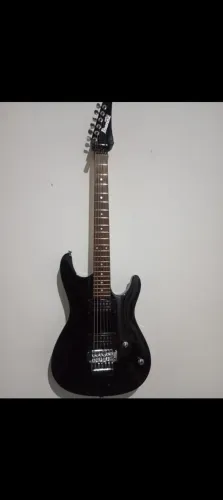 Guitarra Ibanez Gio preta com ponte Floyd Rose