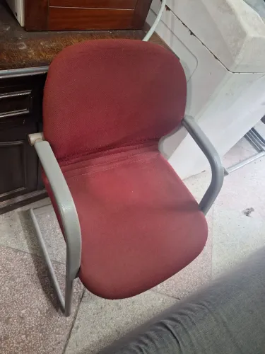 Cadeira fixa resistente vermelha.
