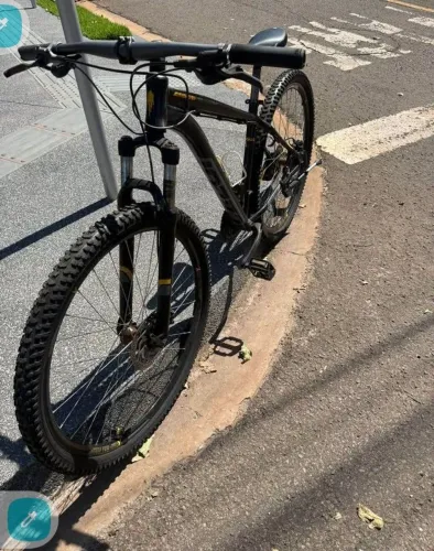 bicicleta Caloi aro 29 freios hidráulicos amortecedor de regulagem