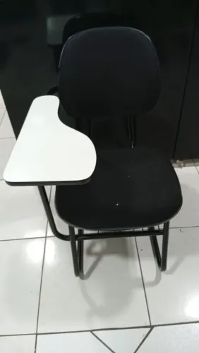Cadeira universitária estofada com prancheta