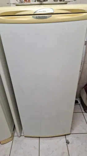Vendo freerzer vertical eletrolux