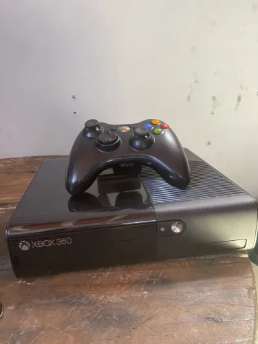 Xbox 360 completo.desbloqueado 2 manetes,2 cabos carregadores,30 jogos no gd