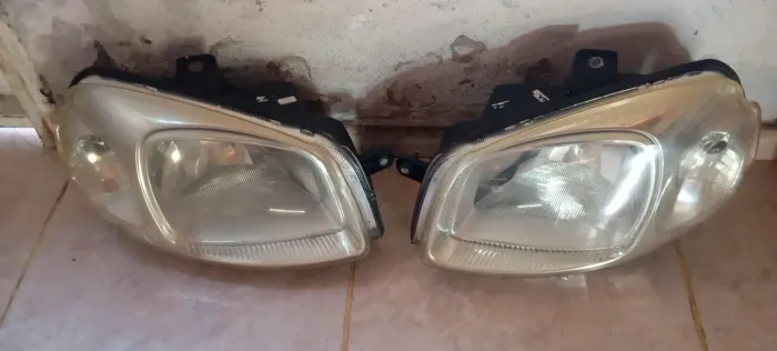Vende-se faróis e lanterna do novo uno originais em bom estado 