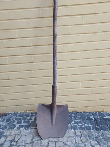 Pá para construção com cabo. 