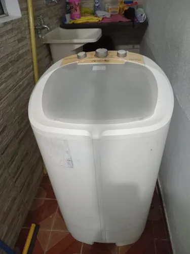Vendo um tanquinho de lavar 10kls.$ 180 reais .