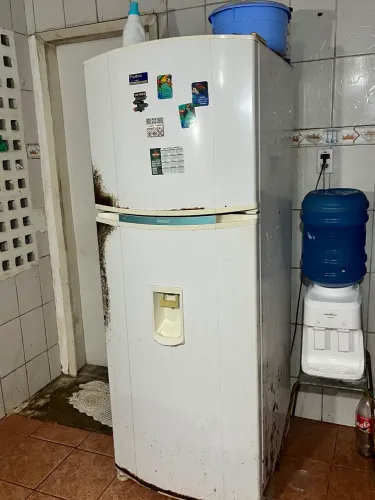 Geladeira ( luz acende, mas pra quem quer as peças)