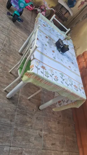 Mesa de ferro, com pedra de mármore