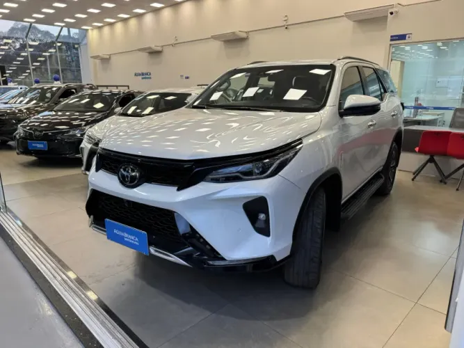 Toyota Hilux SW4 SRX Plat. 4X4 2.8 TB Die. Aut. 2025