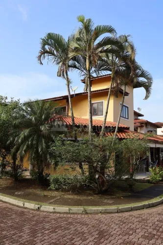 Linda Casa disponível para Locação anual em Condomínio Fechado na Praia de Maresias.