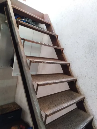 Escada metálica chapa xadrez 