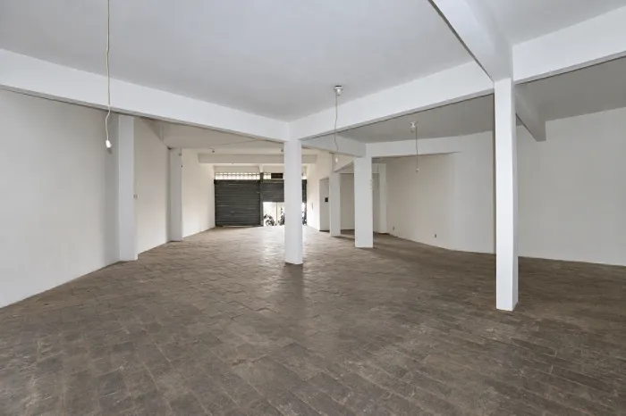 Ponto Comercial Amplo (168m²) com 3 Vagas Exclusivas de Estacionamento