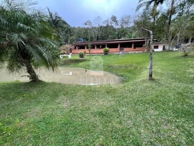 Sítio de 13.000m² com lazer completo e charme de casa de campo em Juquitiba