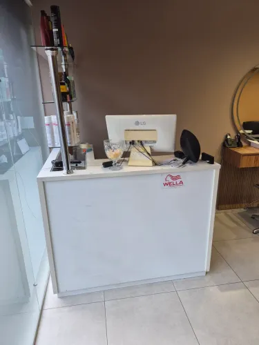 Balcão recepção com expositor de produtos