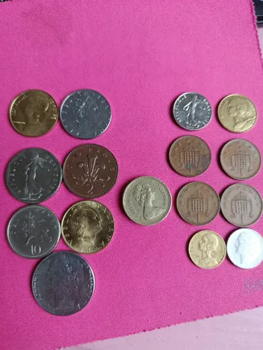 Lote com 24 Moedas Estrangeiras
